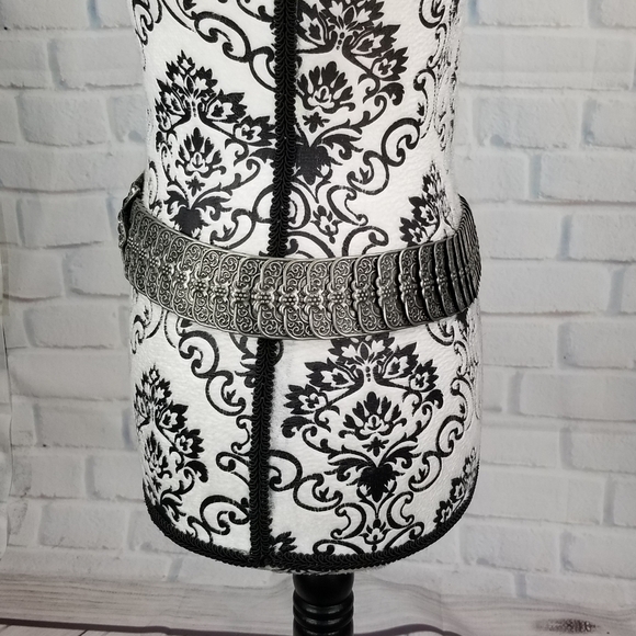 Beautiful Metal stretch jeweled belt hook Closure